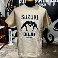 SUZUKI DOJO Tee / Pyramid Khaki