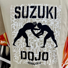 SUZUKI DOJO Tee / Pyramid Khaki